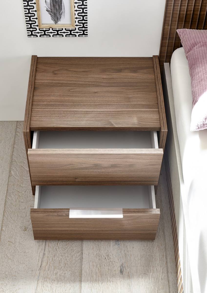 Coppia di convenienti comodini a due cassetti, in finitura Noce Scuro