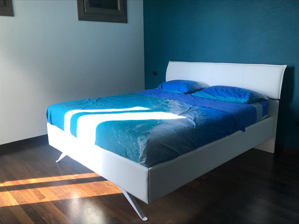 Letto matrimoniale stile moderno in ecopelle bianca