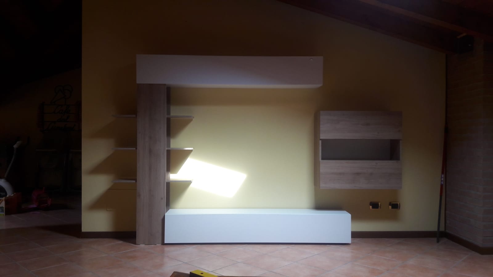 Parete con pensili, libreria e vano a giorno, Bianco Laccato Lucido e Rovere cadiz