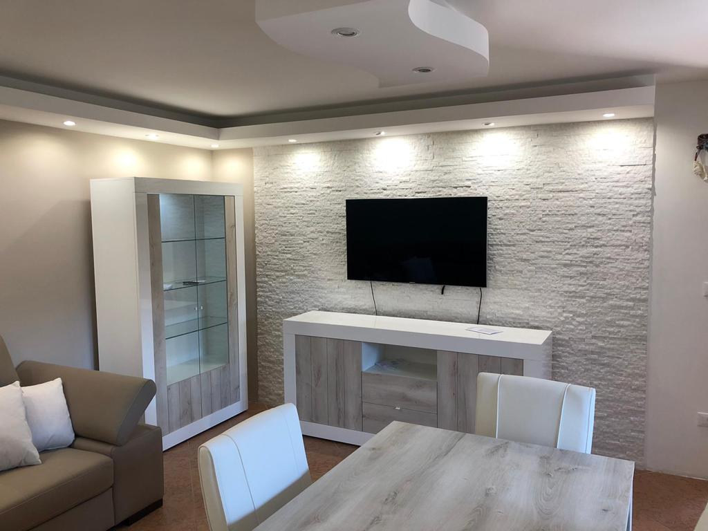 ACQUISTA ANCHE TU Madia moderna, 2 ante 2 cassetti in finitura Pino Bianco e Bianco Lucido