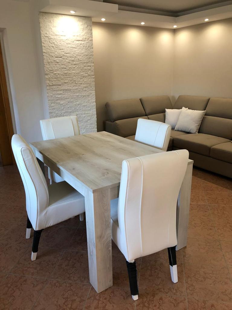 Tavolo allungabile in finitura pino bianco