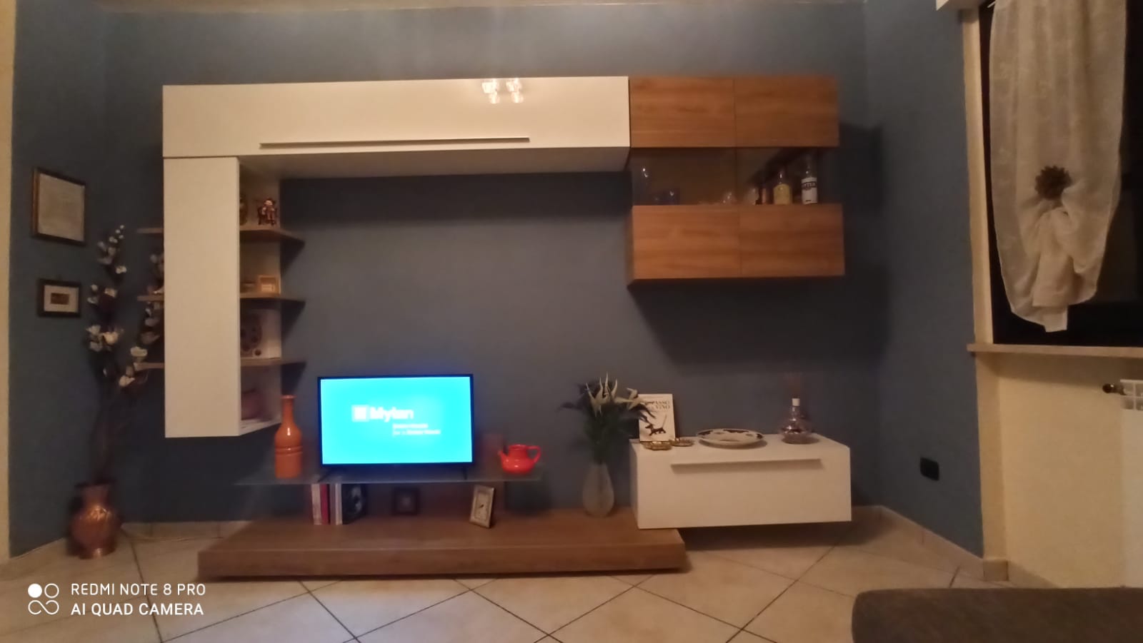 ACQUISTA ANCHE TU Soggiorno moderno con parete attrezzata bianco lucido e noce dark