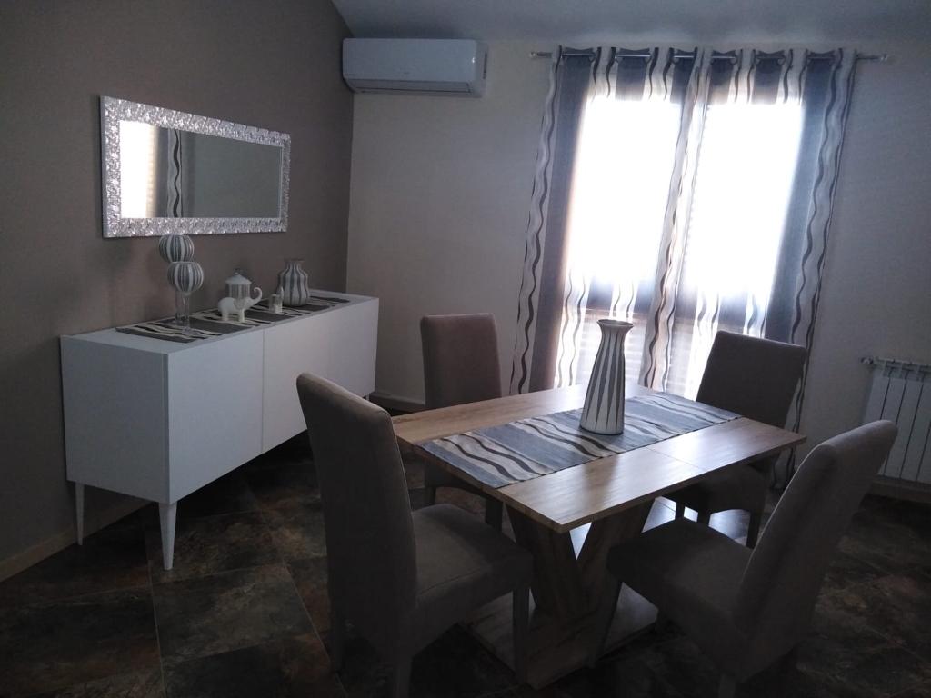 Credenza Moderna 3 ante, bianco opaco con piedini