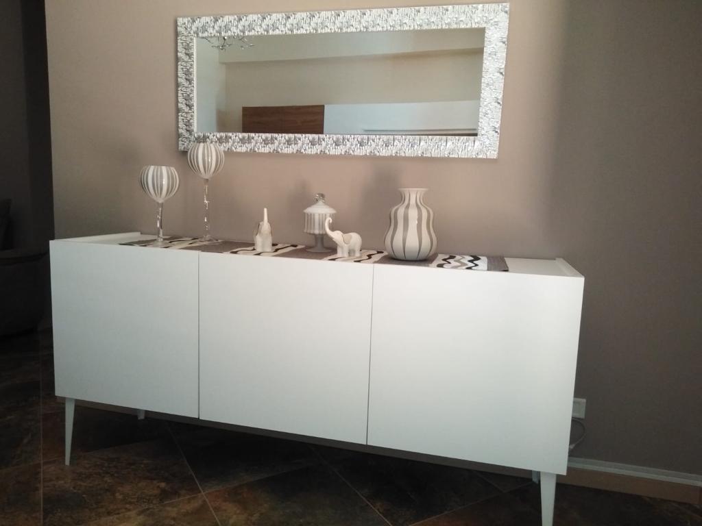 Credenza Moderna 3 ante, bianco opaco con piedini