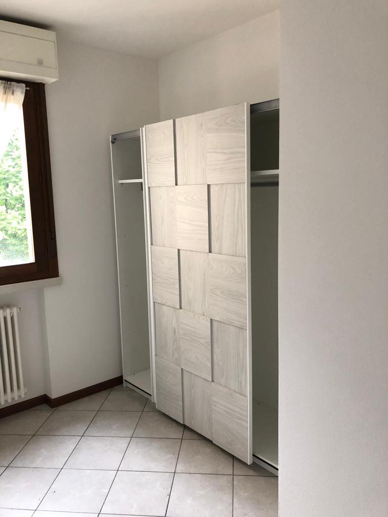 ACQUISTA ANCHE TU Armadio scorrevole bianco opaco e grigio a 2 ante 