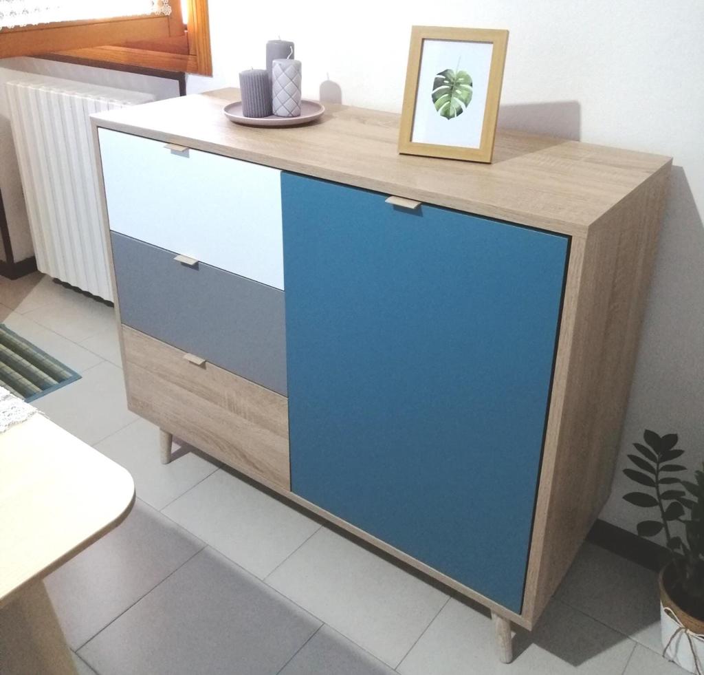 Madia Lavik stile nordico, 1 anta 3 cassetti, finitura Quercia, Bianca, Petrolio e Grigia