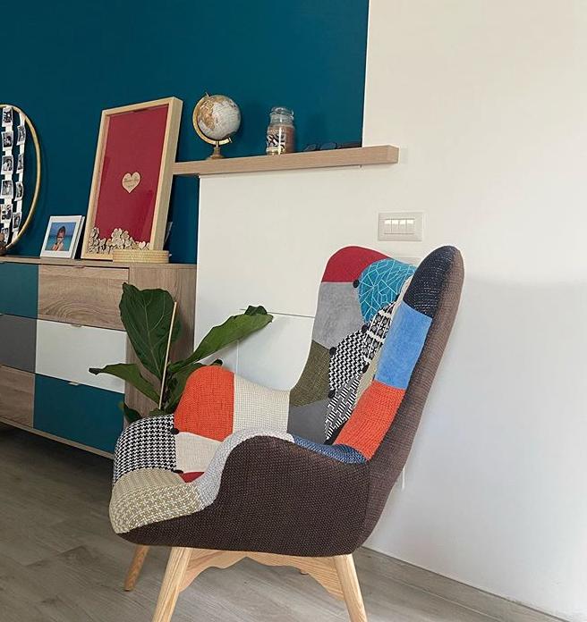 Poltrona patchwork colorata con gambe in legno