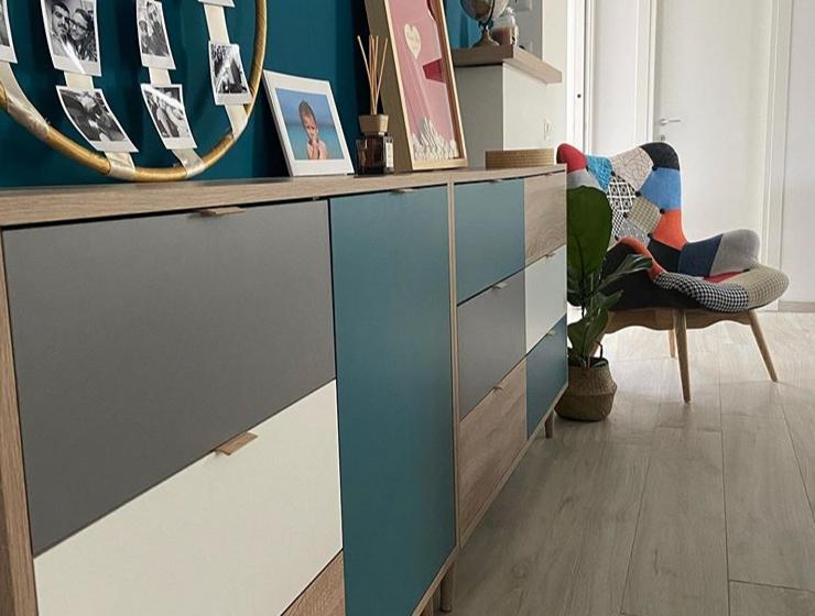 Poltrona patchwork colorata con gambe in legno