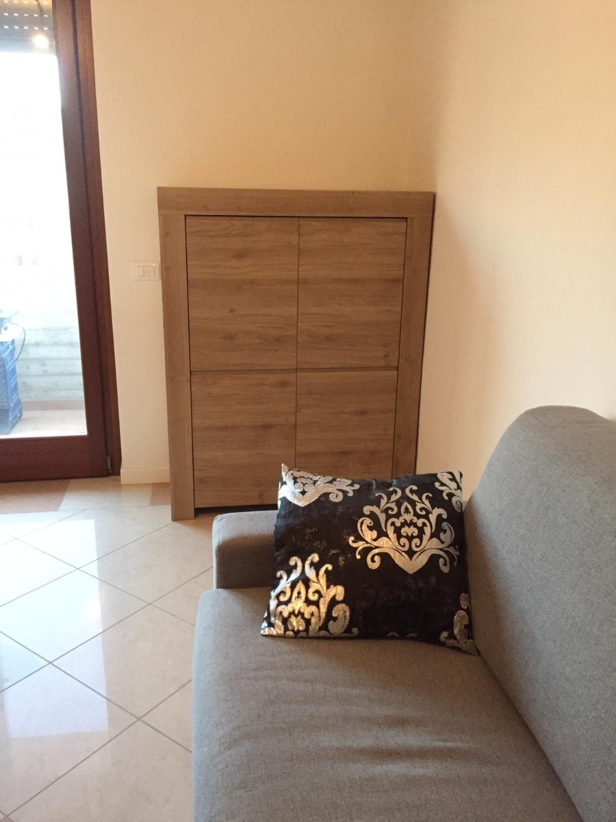 Credenza alta Rovere Cadiz con maniglia a gola