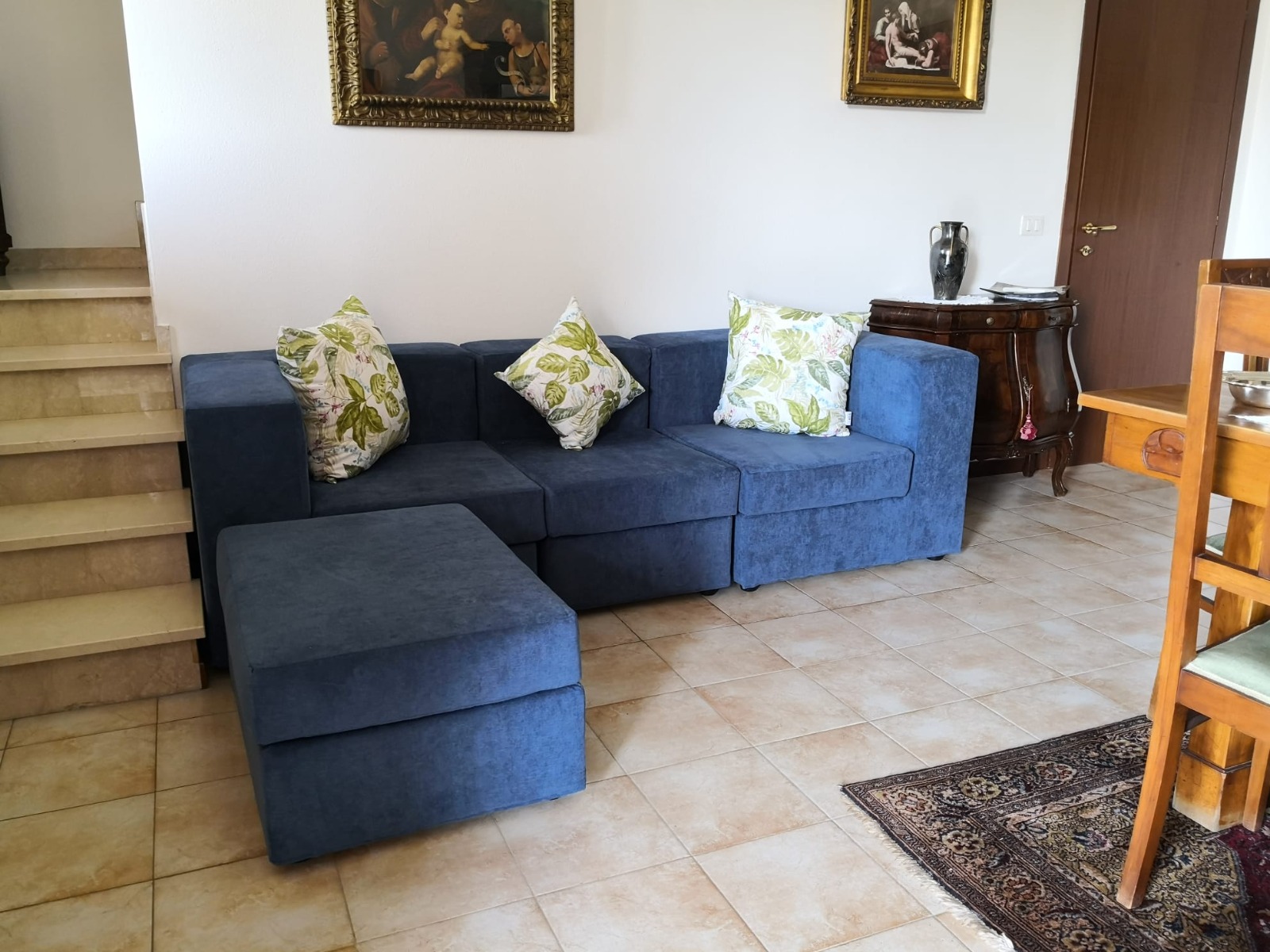 Divano moderno componibile blu a 3 posti e penisola