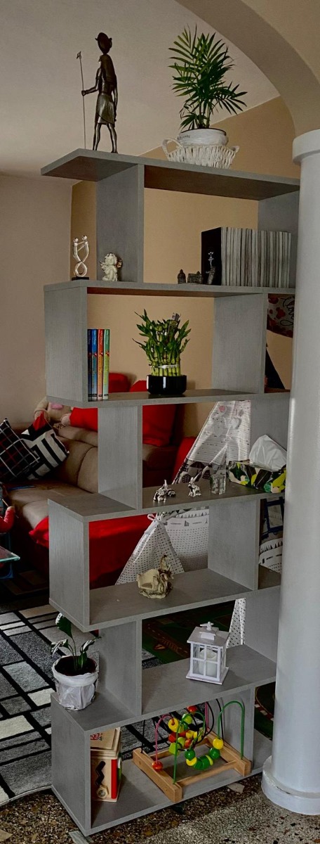 Libreria grigio cemento con 6 ripiani, design moderno