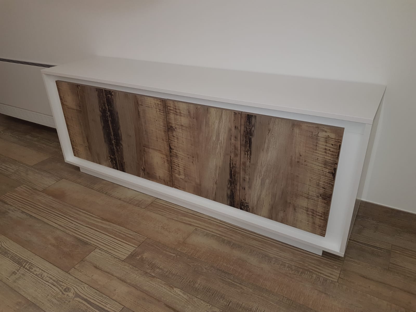 Madia di Design con zoccolo, 4 ante Pero e Bianco Opaco