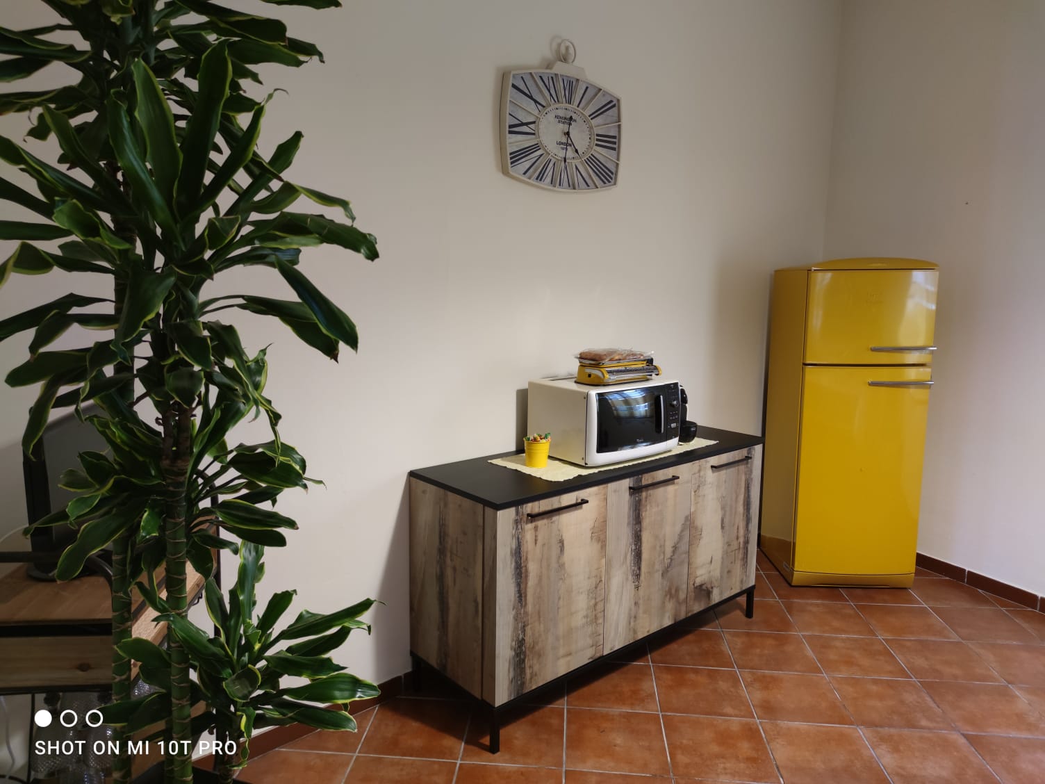 Madia Industry con 3 ante finitura Nero bruciato e Pero