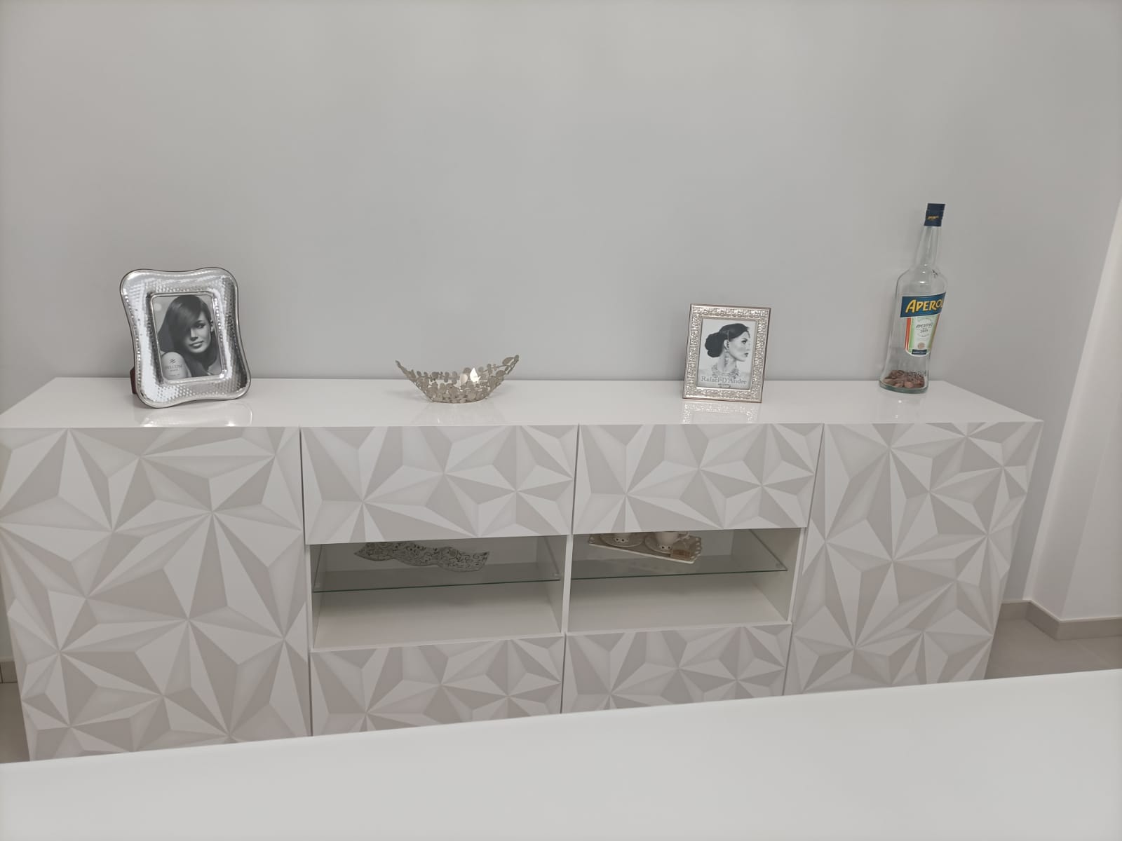 Madia bianca laccato lucido con serigrafia, 2 ante e 2 cassetti