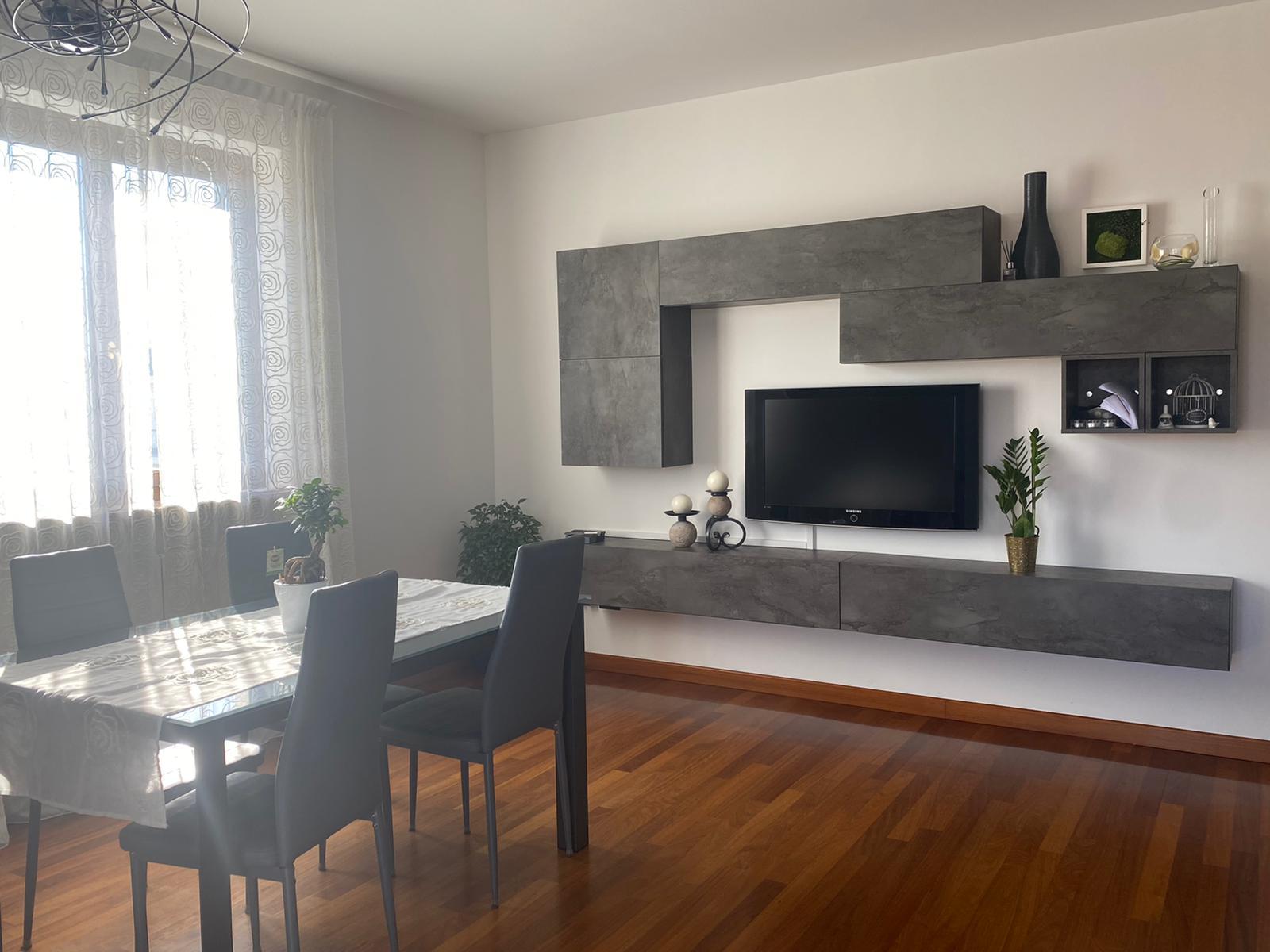 Soggiorno componibile con pensili e cubi, finitura Ossido