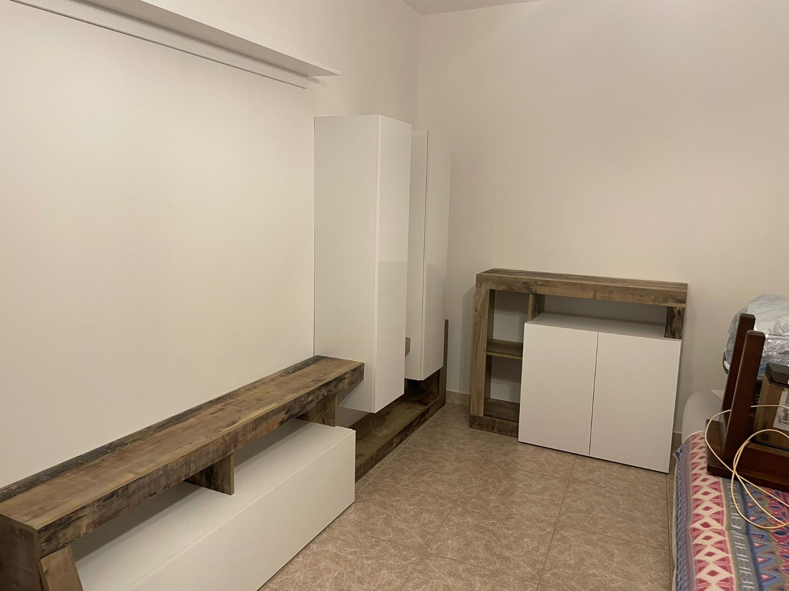 Parete attrezzata moderna con due pensili, bianca e pero