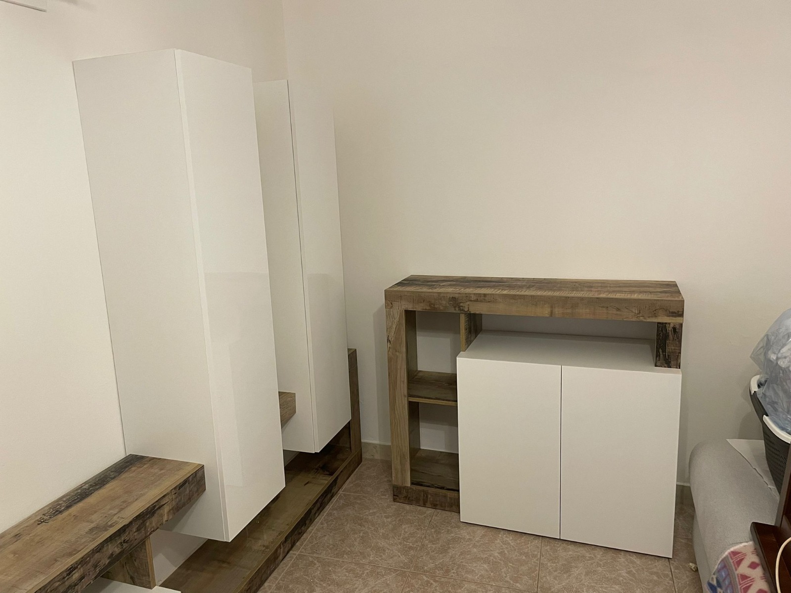 Credenza Madia moderna con 2 ante in finitura bianco laccato lucido e pero