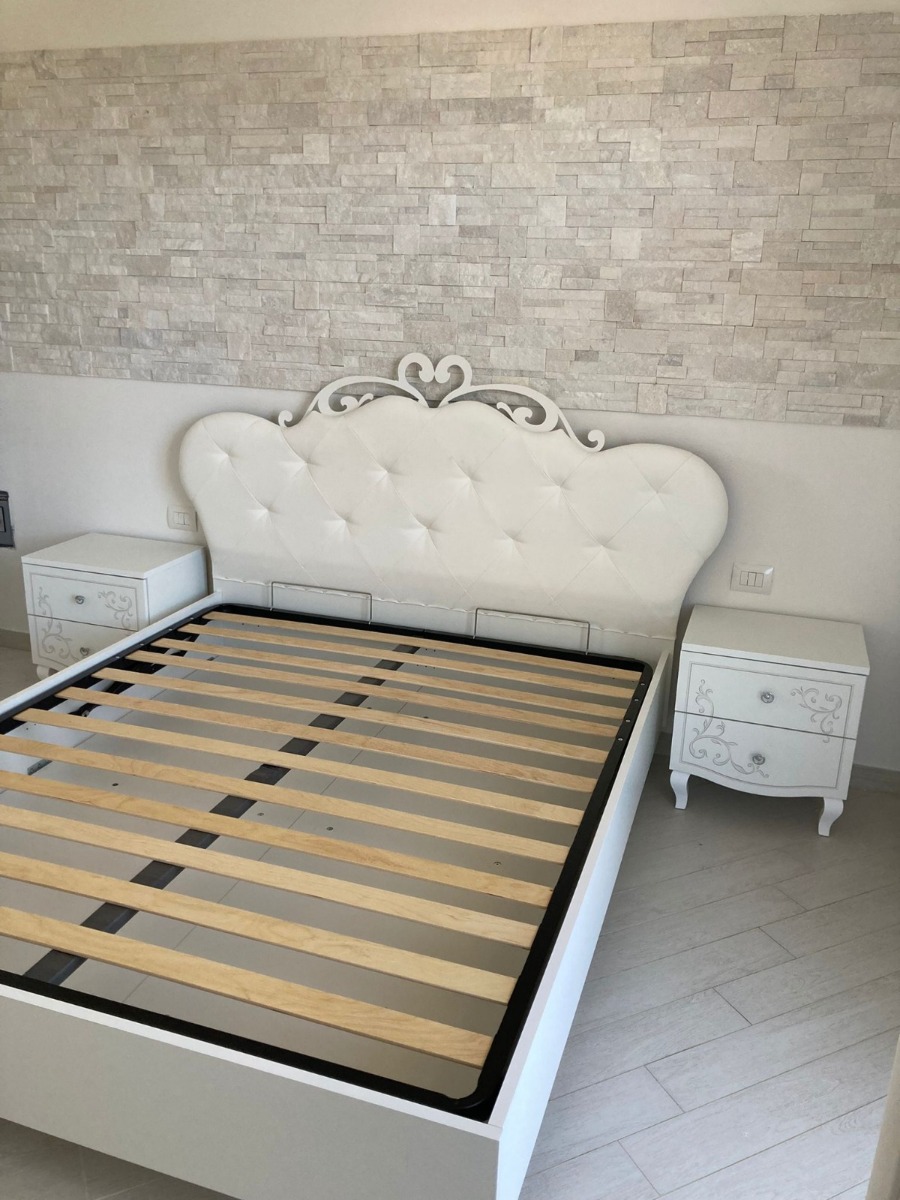 Letto a cuore con testata imbottita in finitura bianca