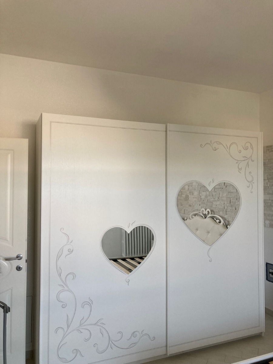 Armadio con specchi a cuore e serigrafie in finitura Bianco a 2 ante scorrevoli