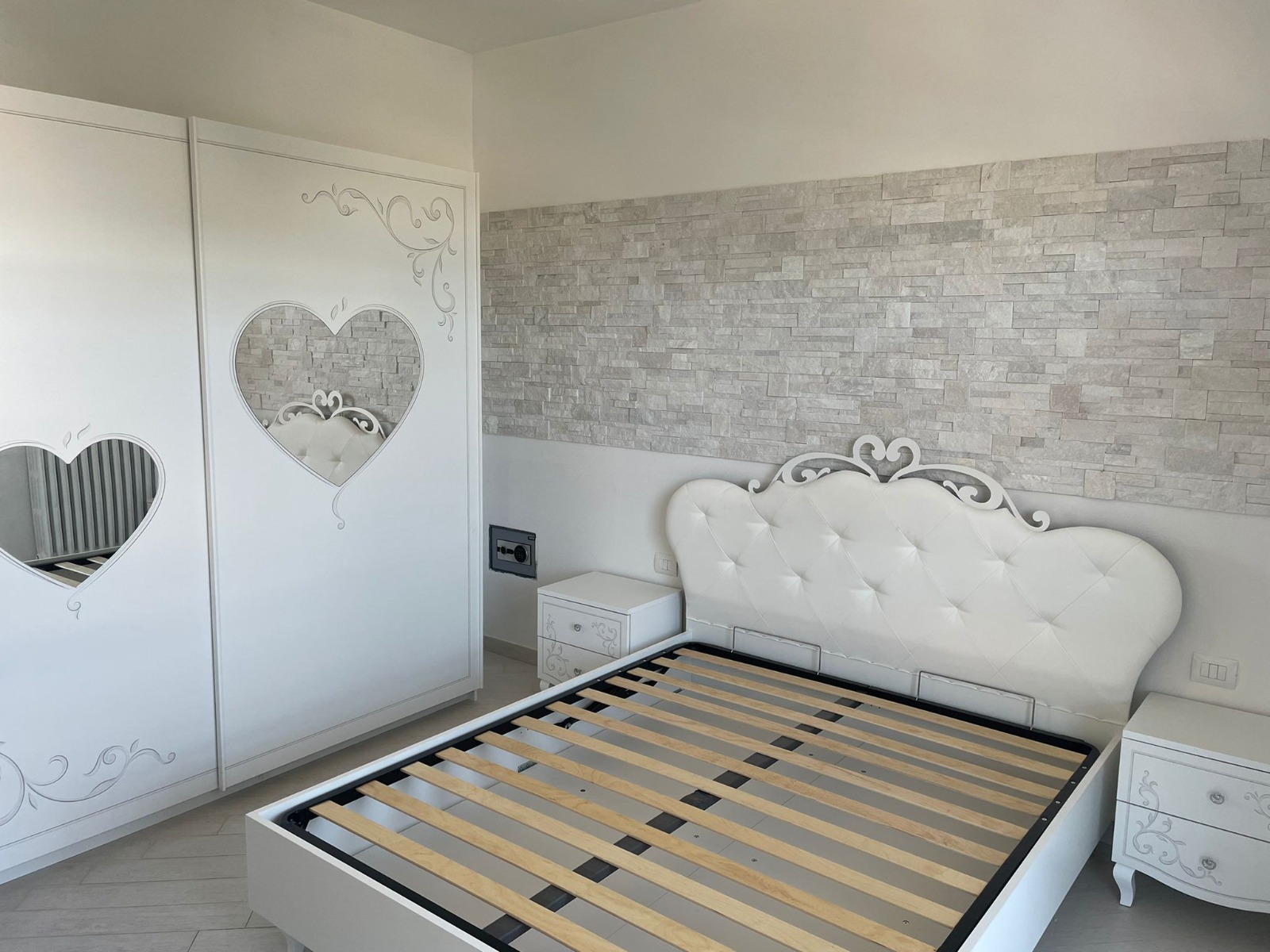 Letto a cuore con testata imbottita in finitura bianca