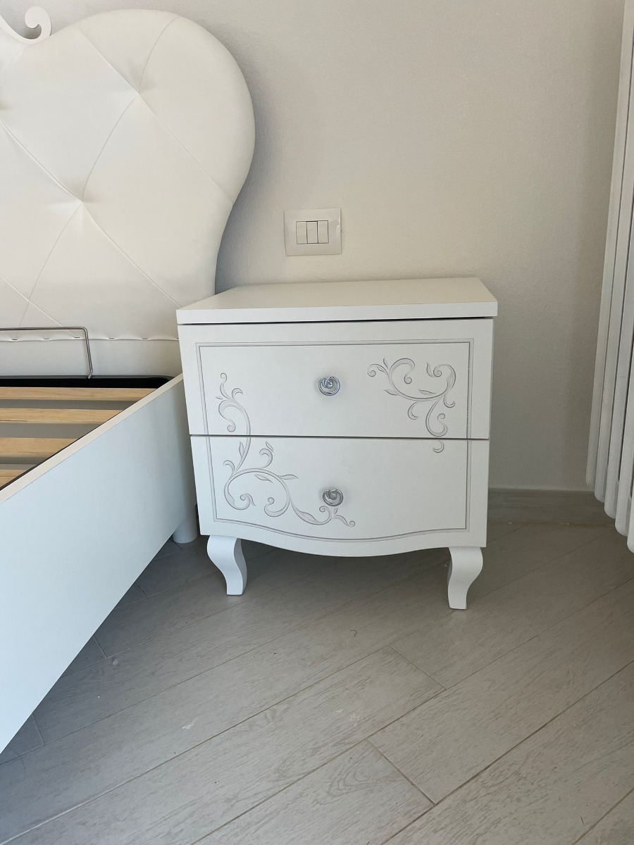Comodini serigrafati con due cassetti, in finitura bianco 