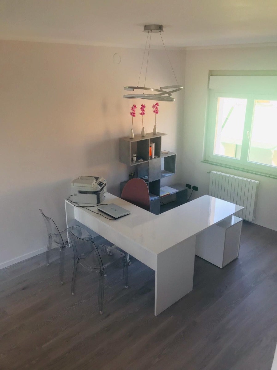 Scrivania moderna ad angolo con cassettiera in finitura Bianco lucido 