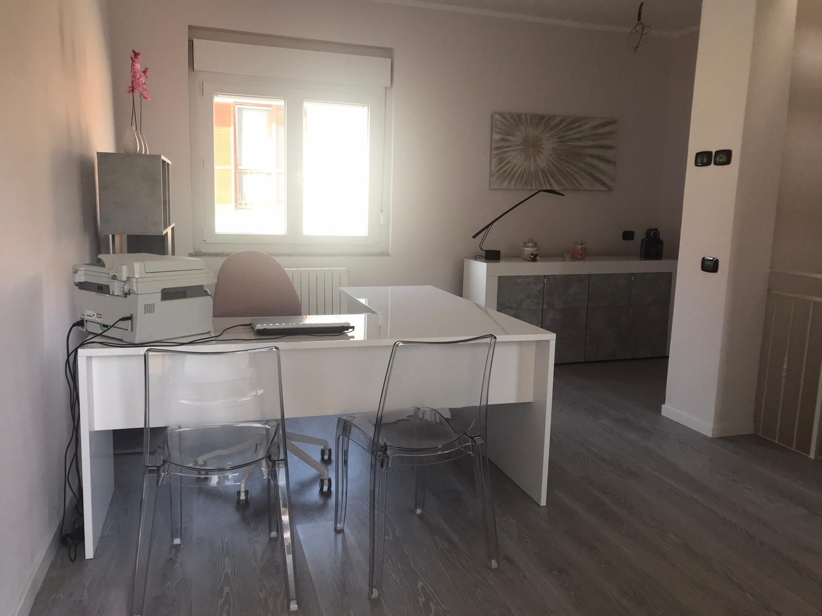 Scrivania moderna ad angolo con cassettiera in finitura Bianco lucido 