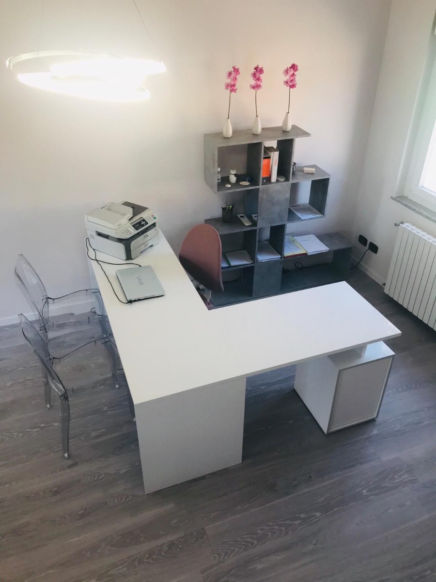 Scrivania moderna ad angolo con cassettiera in finitura Bianco lucido 