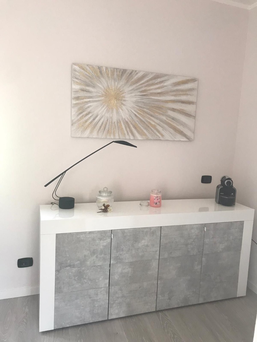Credenza Moderna a 4 ante, Bianco Lucido con frontali Beton