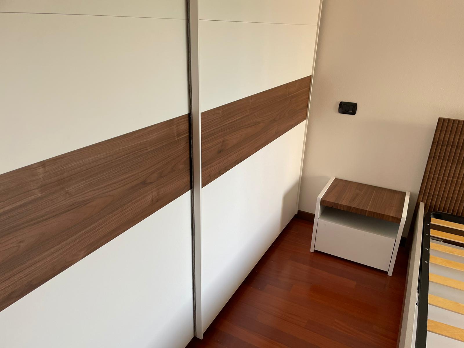 2 comodini finitura Bianco Opaco e Noce Dark, guide ammortizzate