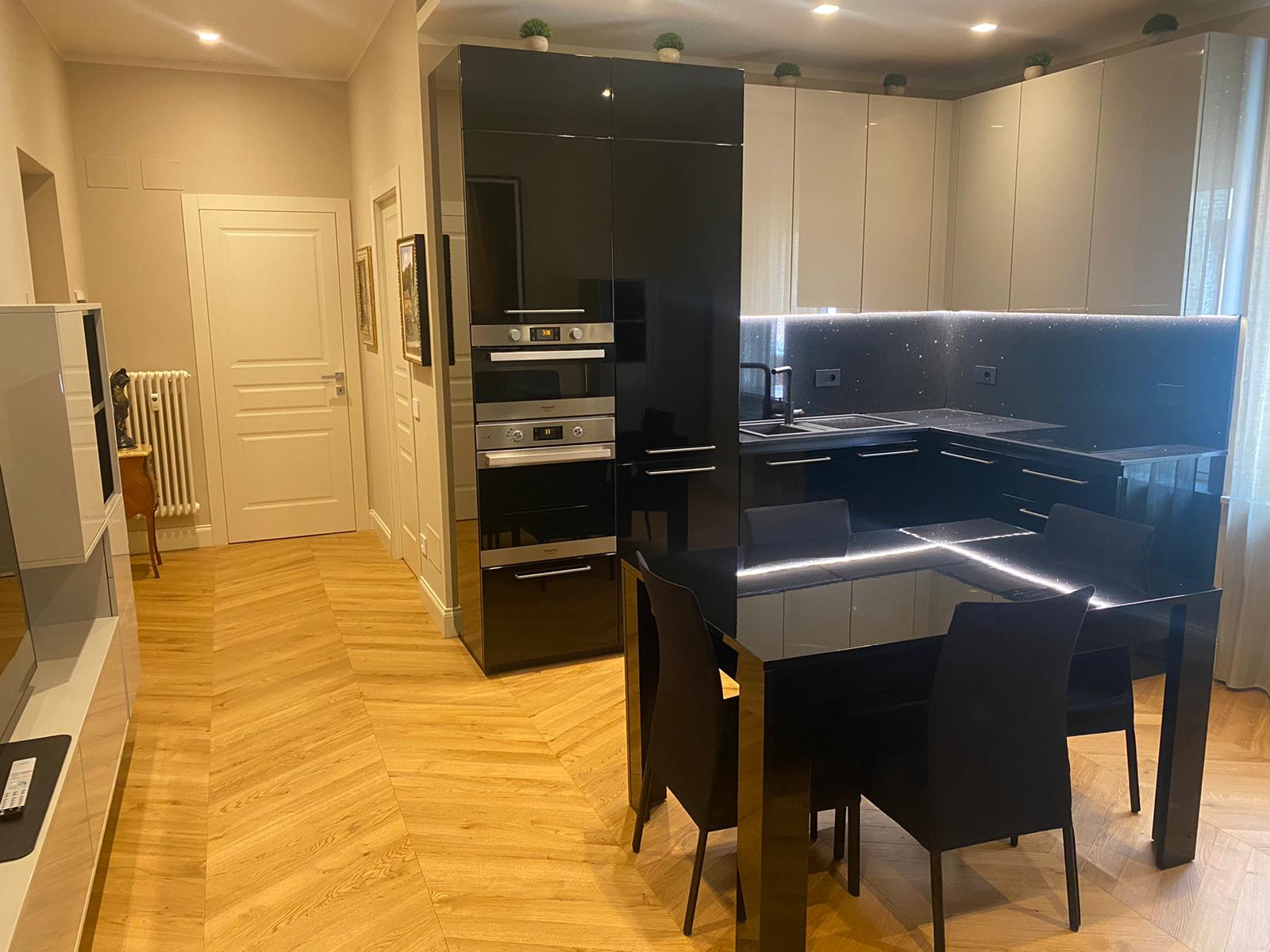 Elegante Tavolo moderno con allungo da 49 cm, finitura Nero Lucido