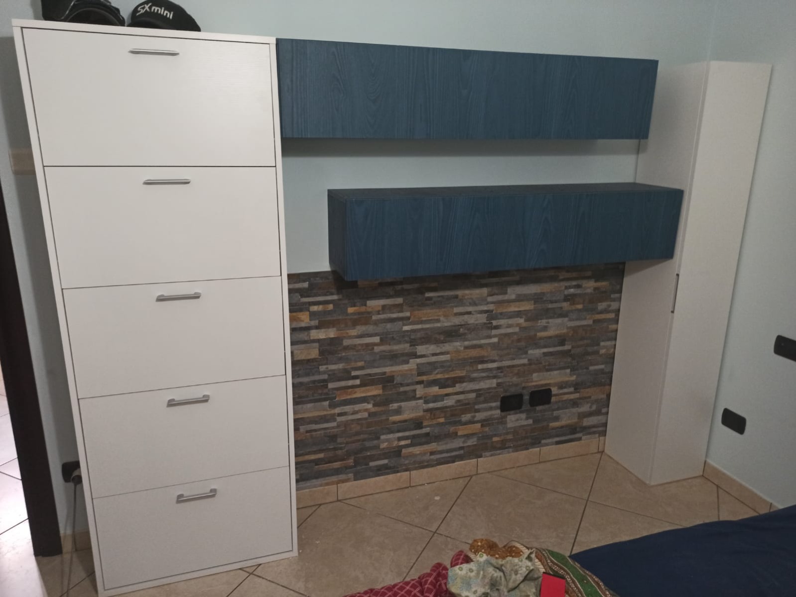 Conveniente Scarpiera salvaspazio, colore bianco, 5 ante a ribalta, made in Italy