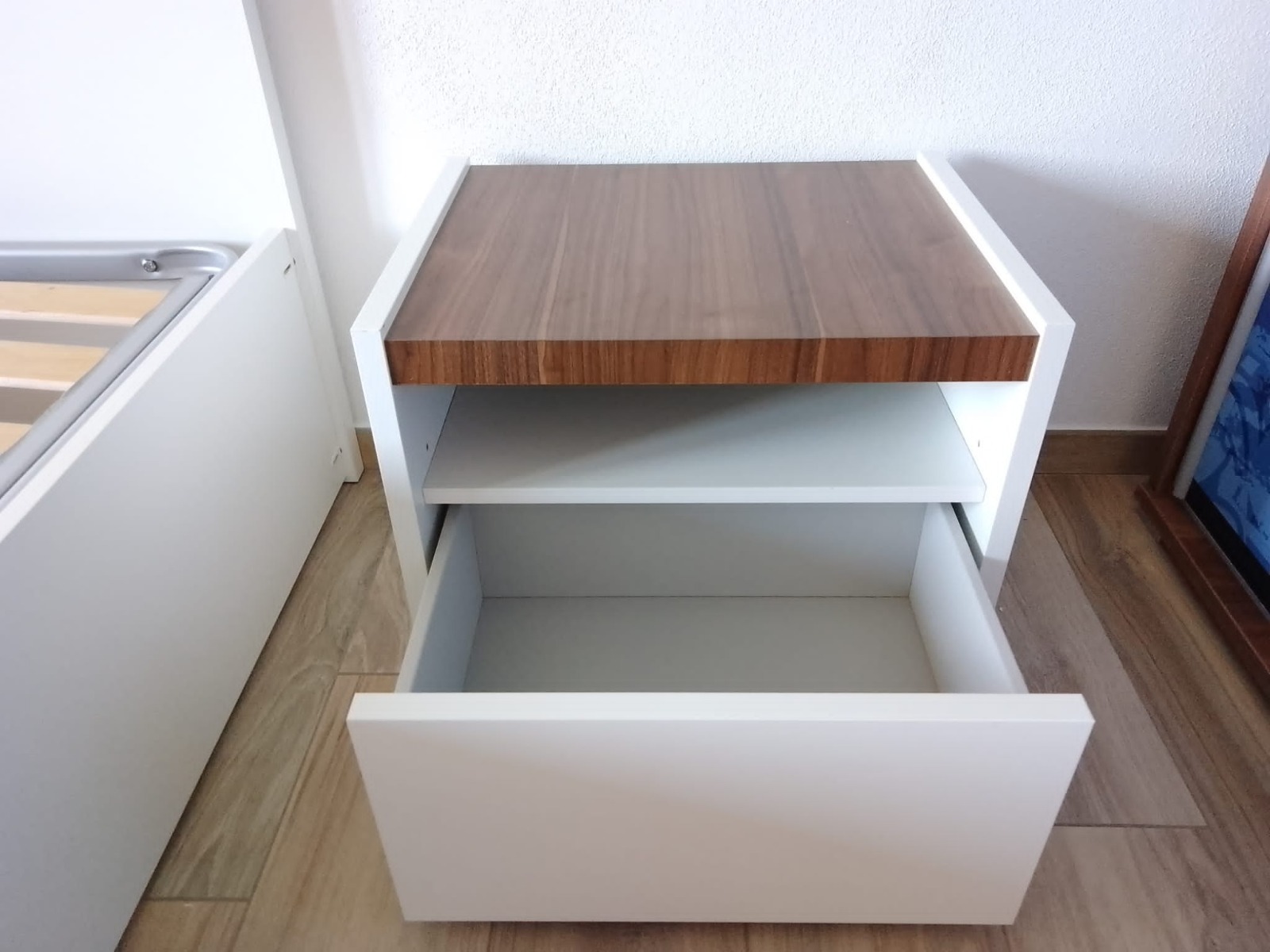 Conveniente Coppia di comodini finitura Bianco Opaco e Noce Dark, guide ammortizzate