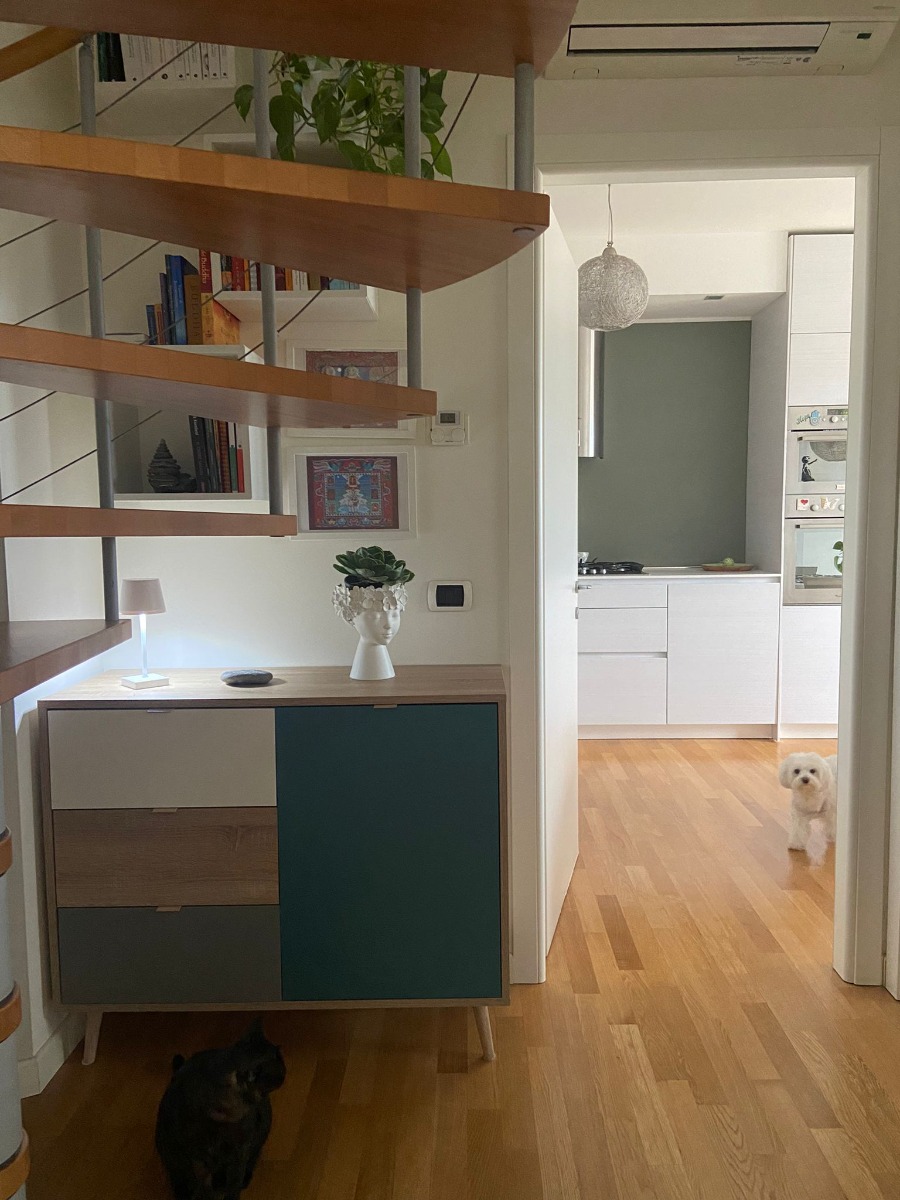 Credenza Madia di design con gambe in legno, 1 anta 3 cassetti, finitura Quercia, Bianca, Petrolio e Grigia