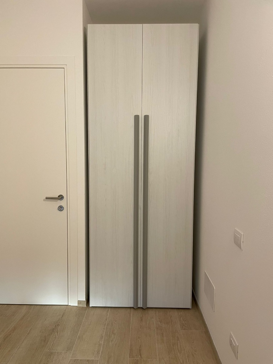 Funzionale Armadio moderno con 2 ante battenti, finitura Bianco altea con maniglie grigie