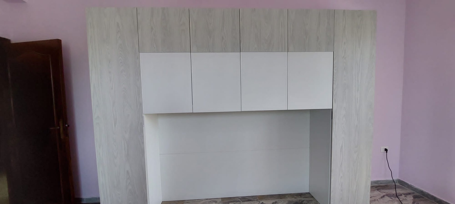 Conveniente Armadio a ponte a 6 ante battenti bianco opaco e grigio