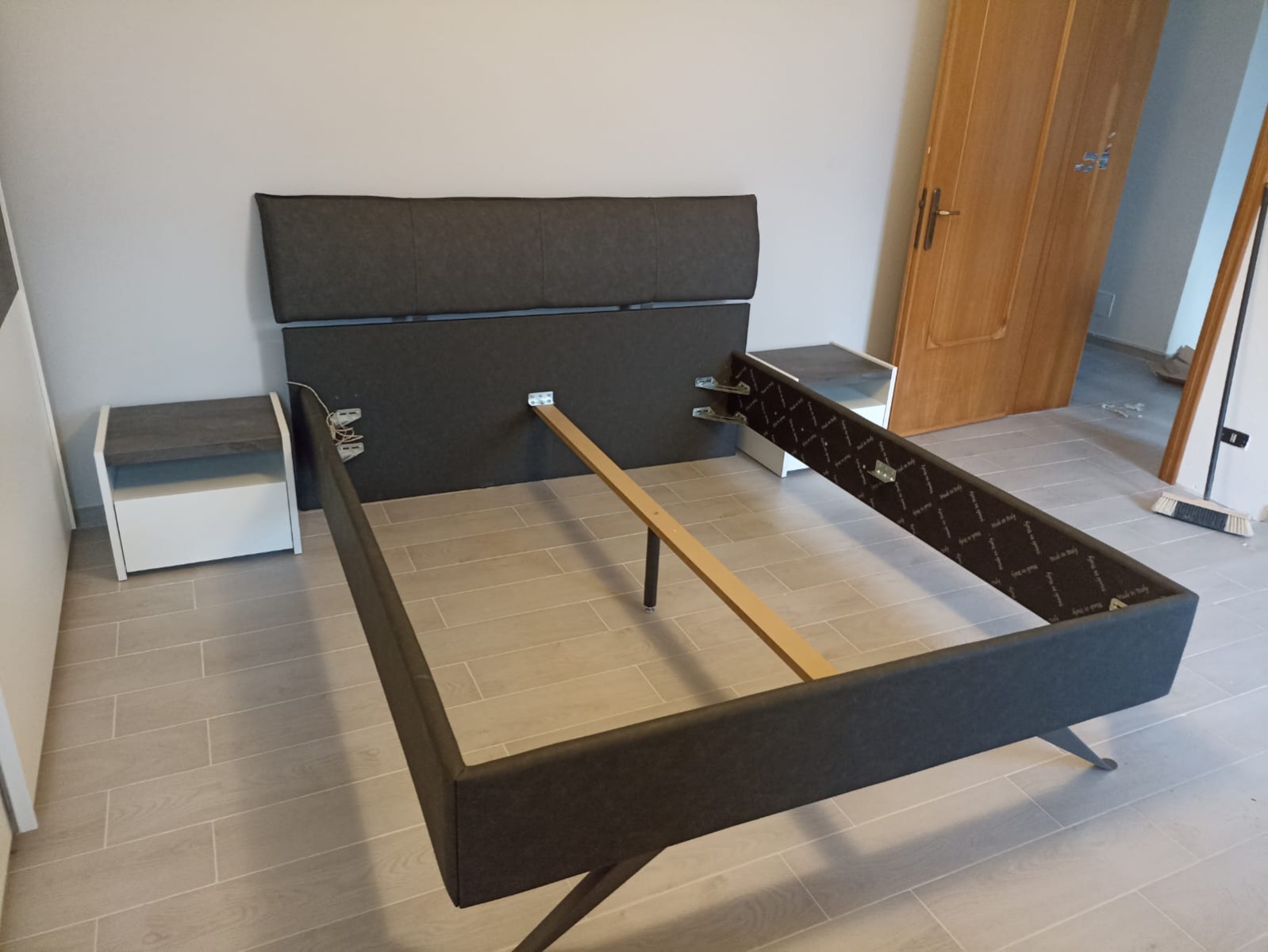 Conveniente Letto imbottito Titanium in ecopelle antracite