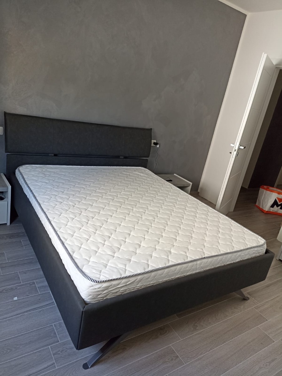 Elegante Letto imbottito Titanium in ecopelle antracite
