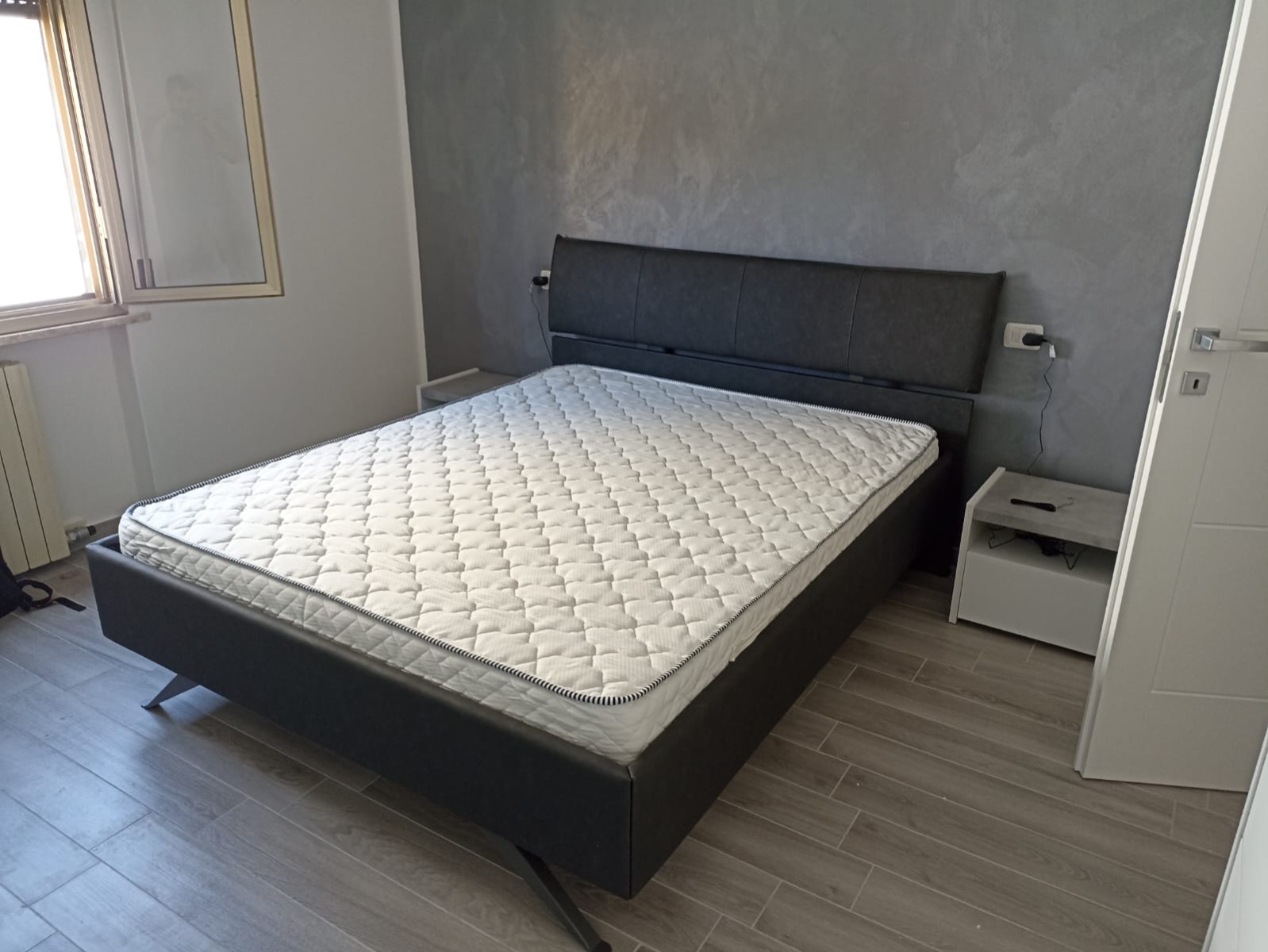 Elegante Letto imbottito Titanium in ecopelle antracite