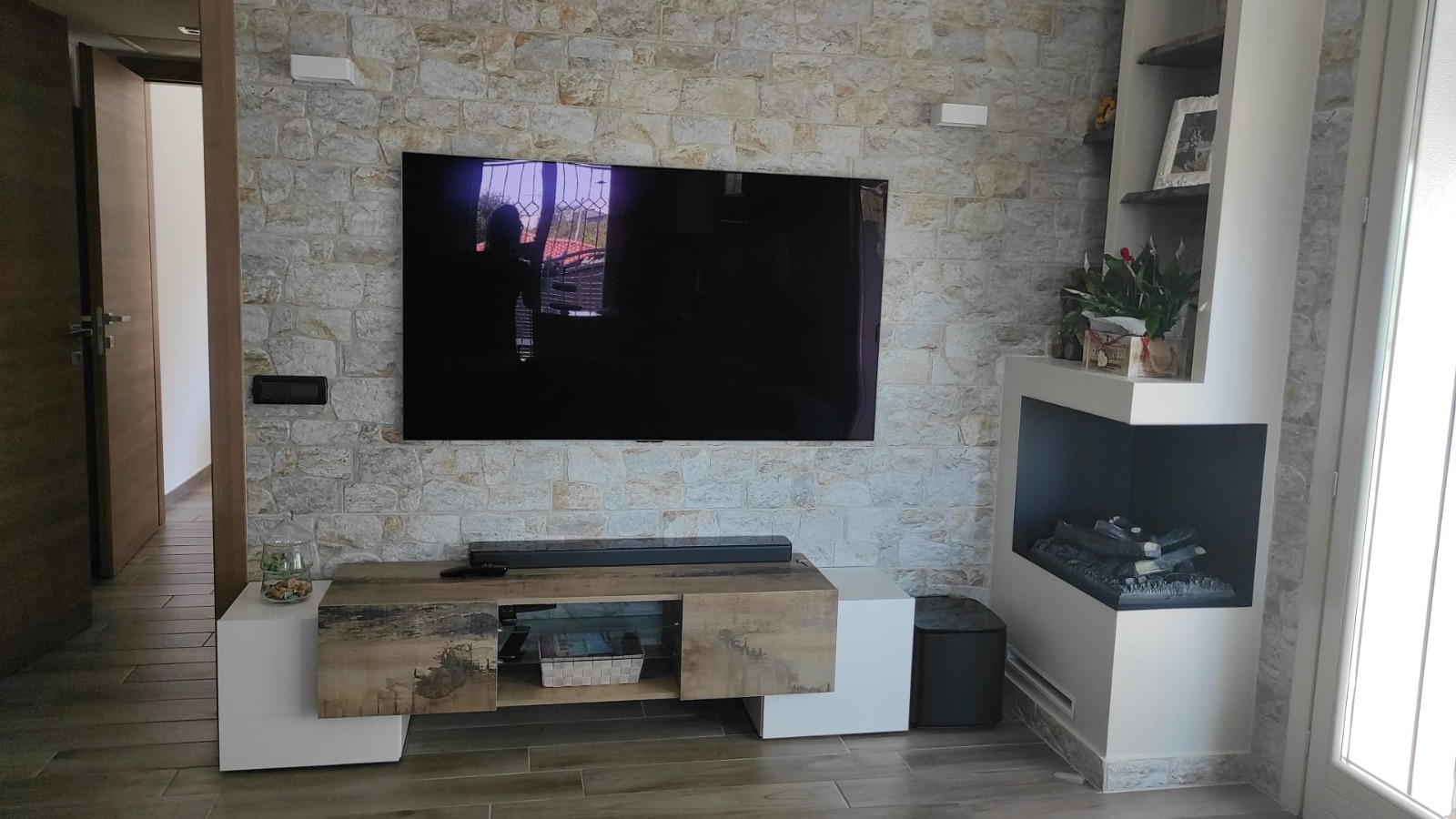 Mobile Porta tv moderno Pero e Bianco lucido, 4 ante, made in Italy