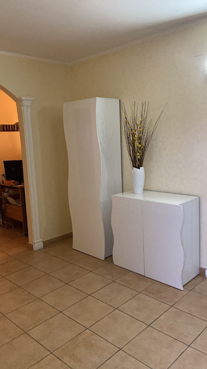 Credenza Madia salvaspazio a 2 ante sagomate, bianca laccata lucida, linea onda