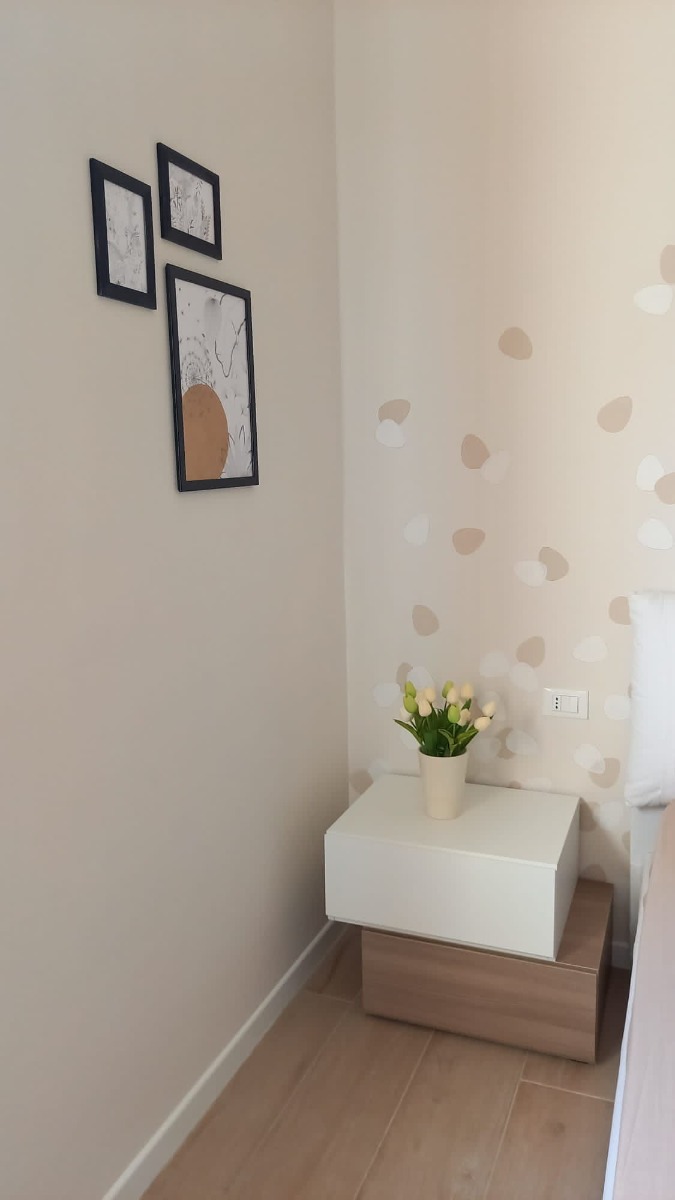 Elegante e moderno Comodino particolare con 2 cassetti  di alta qualità in finitura Frassinato bianco e Olmo