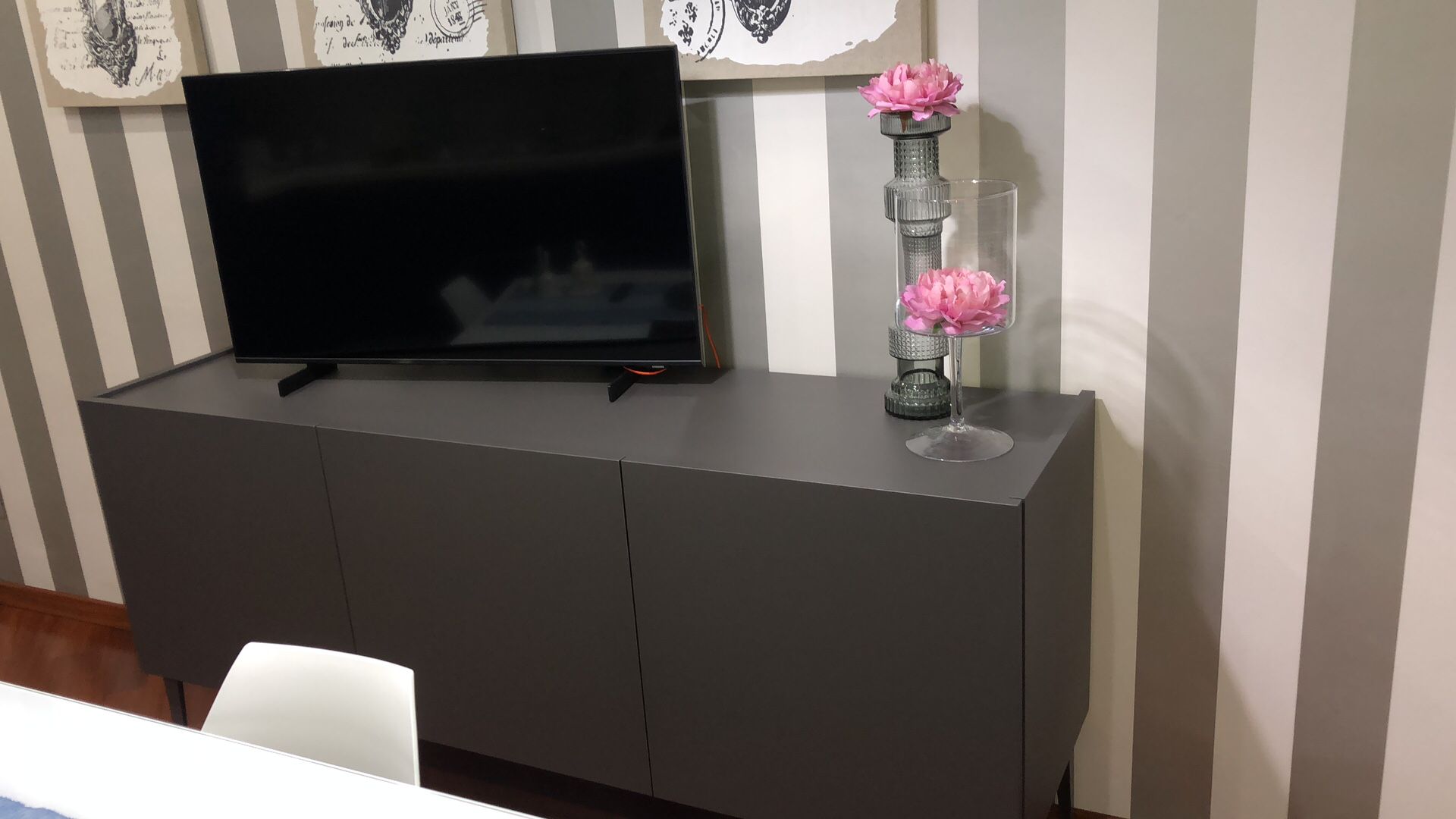 Mobile Credenza Moderna, Madia di design, 3 ante, Grigio Opaco con piedini