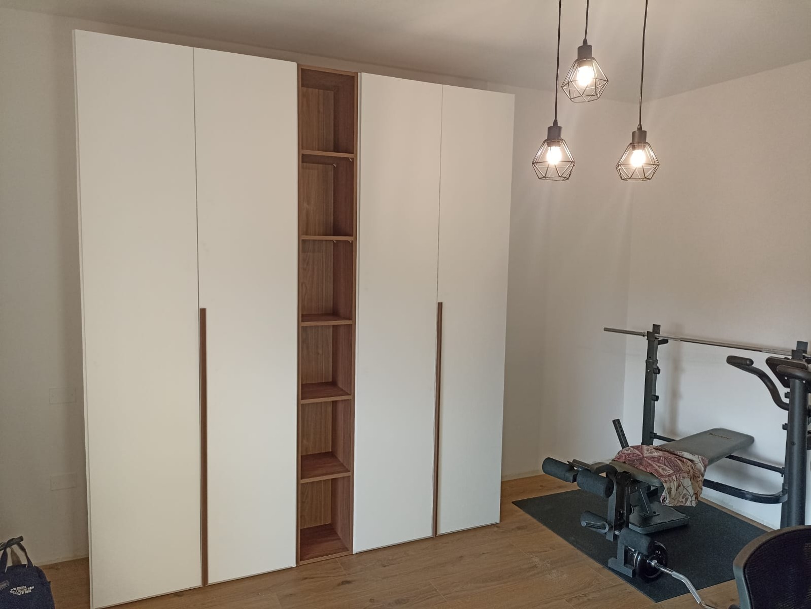 Moderno Armadio scontato 4 ante battenti con libreria, finitura Noce bianco 