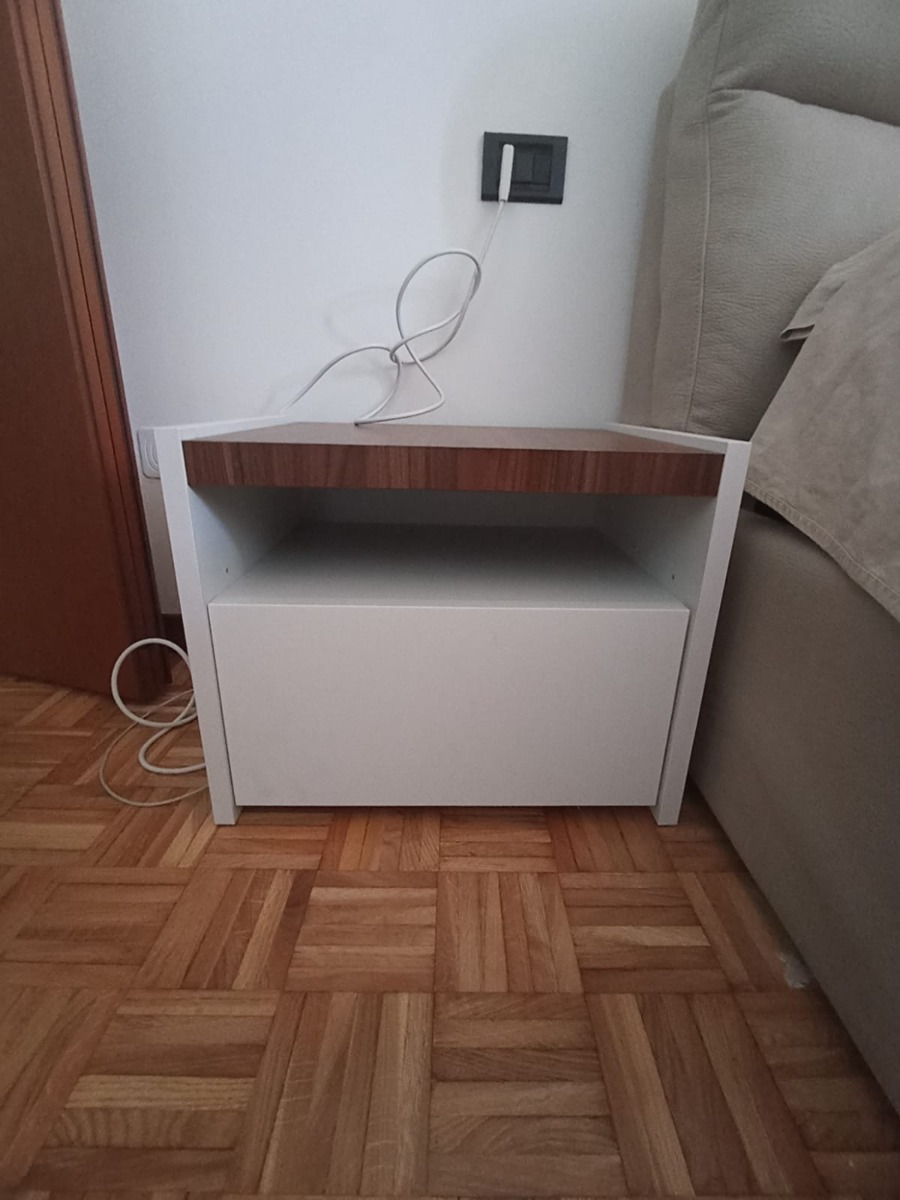 Moderna Coppia di comodini finitura Bianco Opaco e Noce Dark, guide ammortizzate