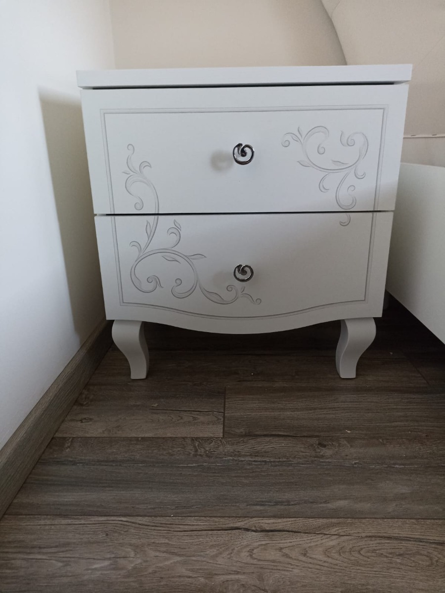 Eleganti Comodini con 2 cassetti e serigrafia argentata in finitura bianco 