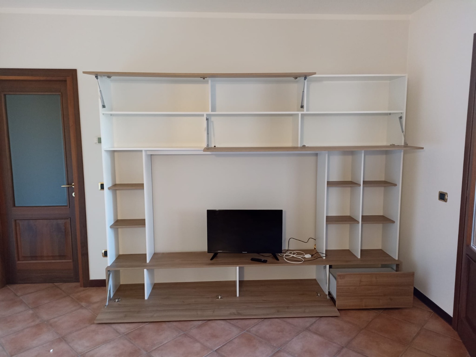 Elegante Soggiorno Zenzero, parete attrezzata moderna con libreria, 2 ribalte e vasistas, finitura Bianca e Noce