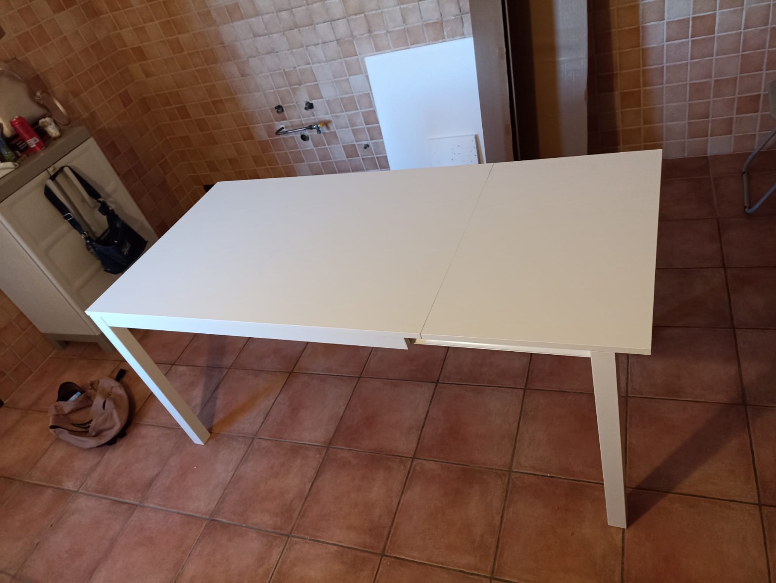 Tavolo allungabile moderno finitura bianco frassinato con struttura in metallo