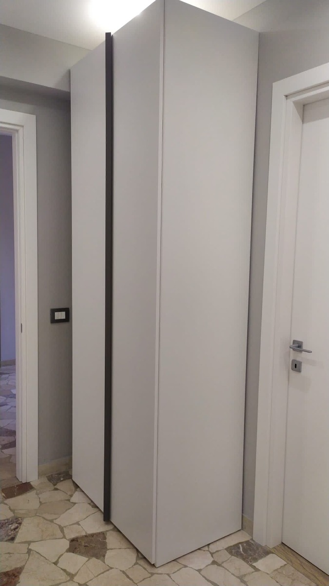 Armadio moderno 2 ante battenti, finitura Bianco Opaco con maniglie Grigie cenere