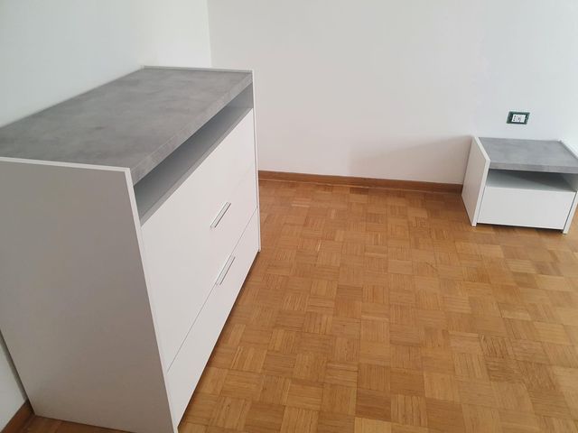 Set comò e comodini grigio beton e bianco con cassetti e vano a giorno